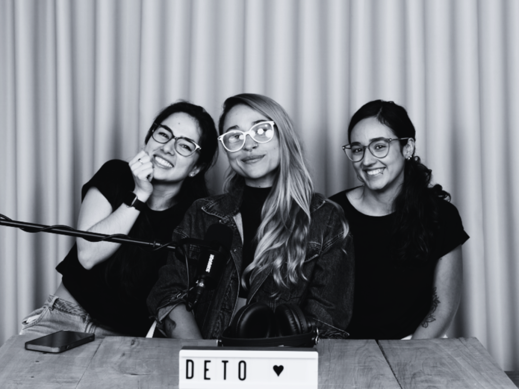 Foto con Lorena Jiménez de Trópico después de grabar el episodio de Podcast DV de Detonantes de Vida con las Host Sara y Fore